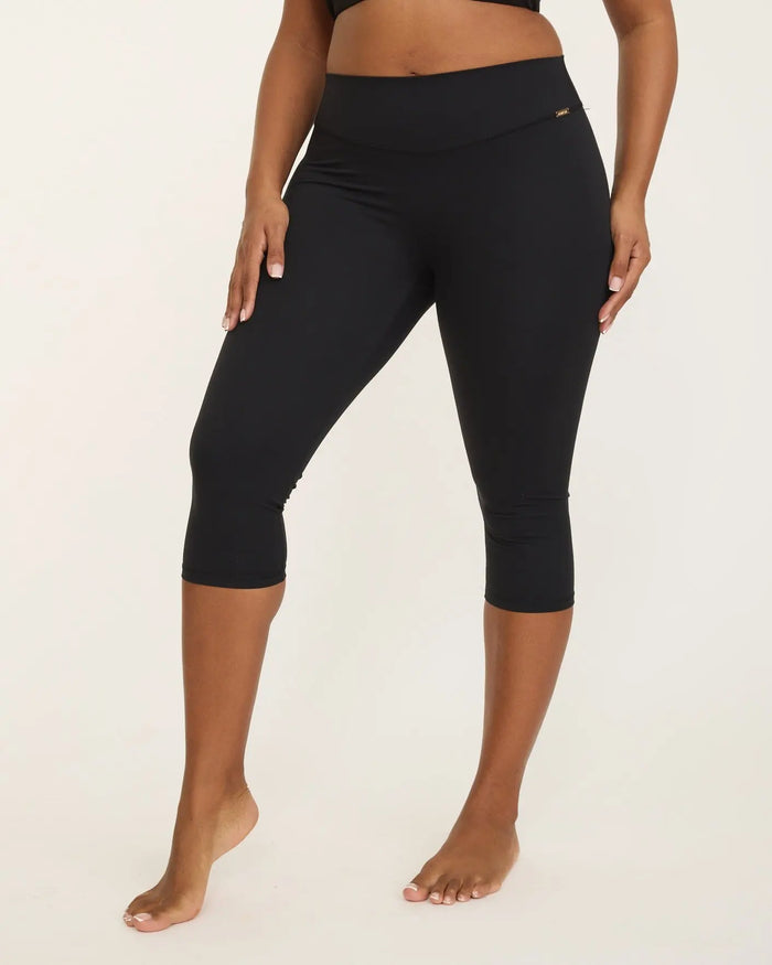 Capri Leggings - Black AMADAWEAR