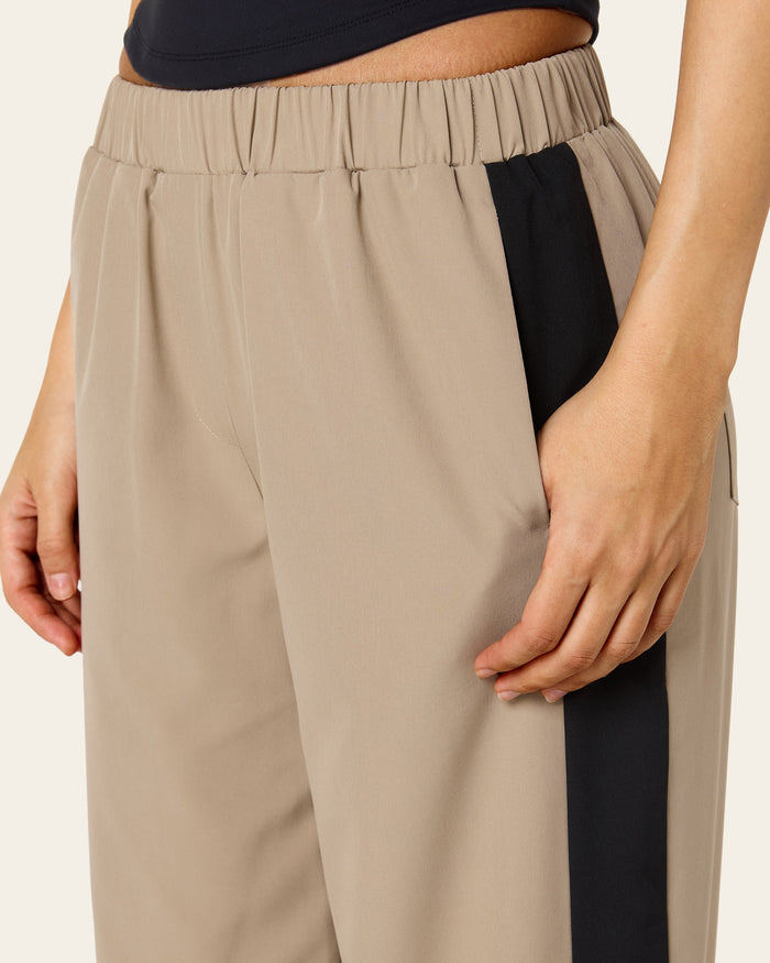 AMADA Tracksuit Jogger - Beige/Black