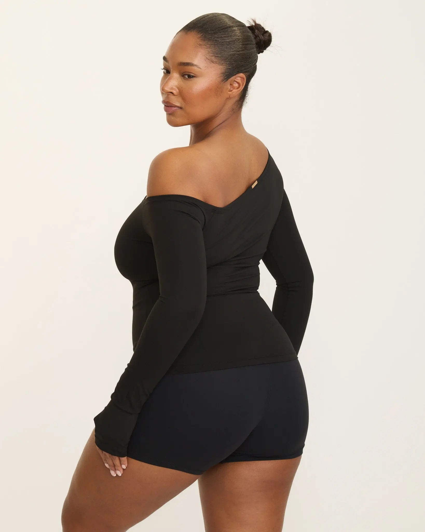 Sabrina Asymmetric Longsleeve - Black AMADAWEAR